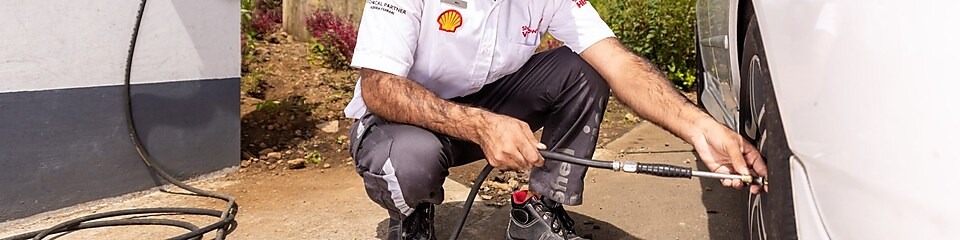 Shell assistant on the forecourt