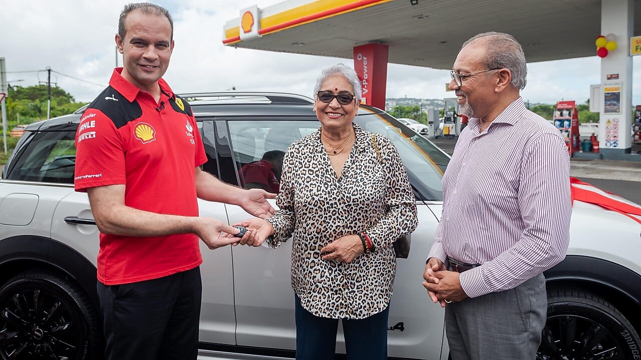 Fouad Khfifi Managing Director de Vivo Energy Mauritius Ltd, a remis la MINI Cooper S a Mons et Madame Virendra Bissoonauth