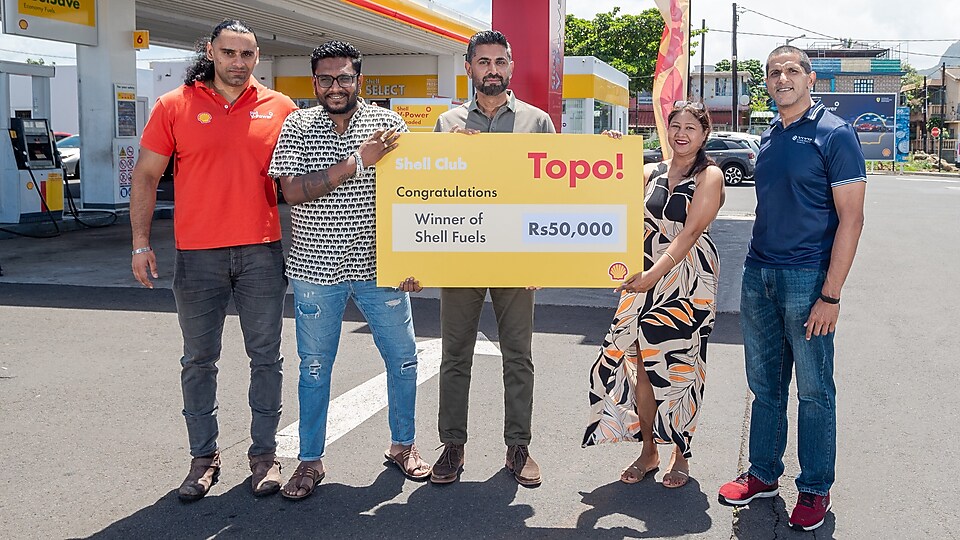 L’équipe de Vivo Energy Mauritius Ltd a remis les bons d'achat de Rs 50,000 carburant aux gagnants présents à la cérémonie de remise de prix.