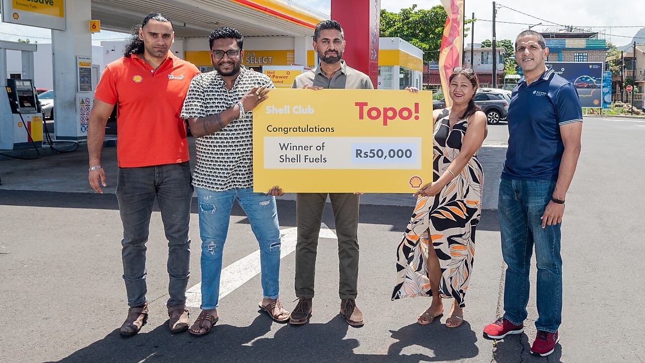 L’équipe de Vivo Energy Mauritius Ltd a remis les bons d'achat de Rs 50,000 carburant aux gagnants présents à la cérémonie de remise de prix.