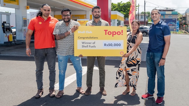 L’équipe de Vivo Energy Mauritius Ltd a remis les bons d'achat de Rs 50,000 carburant aux gagnants présents à la cérémonie de remise de prix.