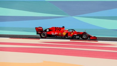 Voiture de Formule 1 Ferrari roulant sur un circuit coloré