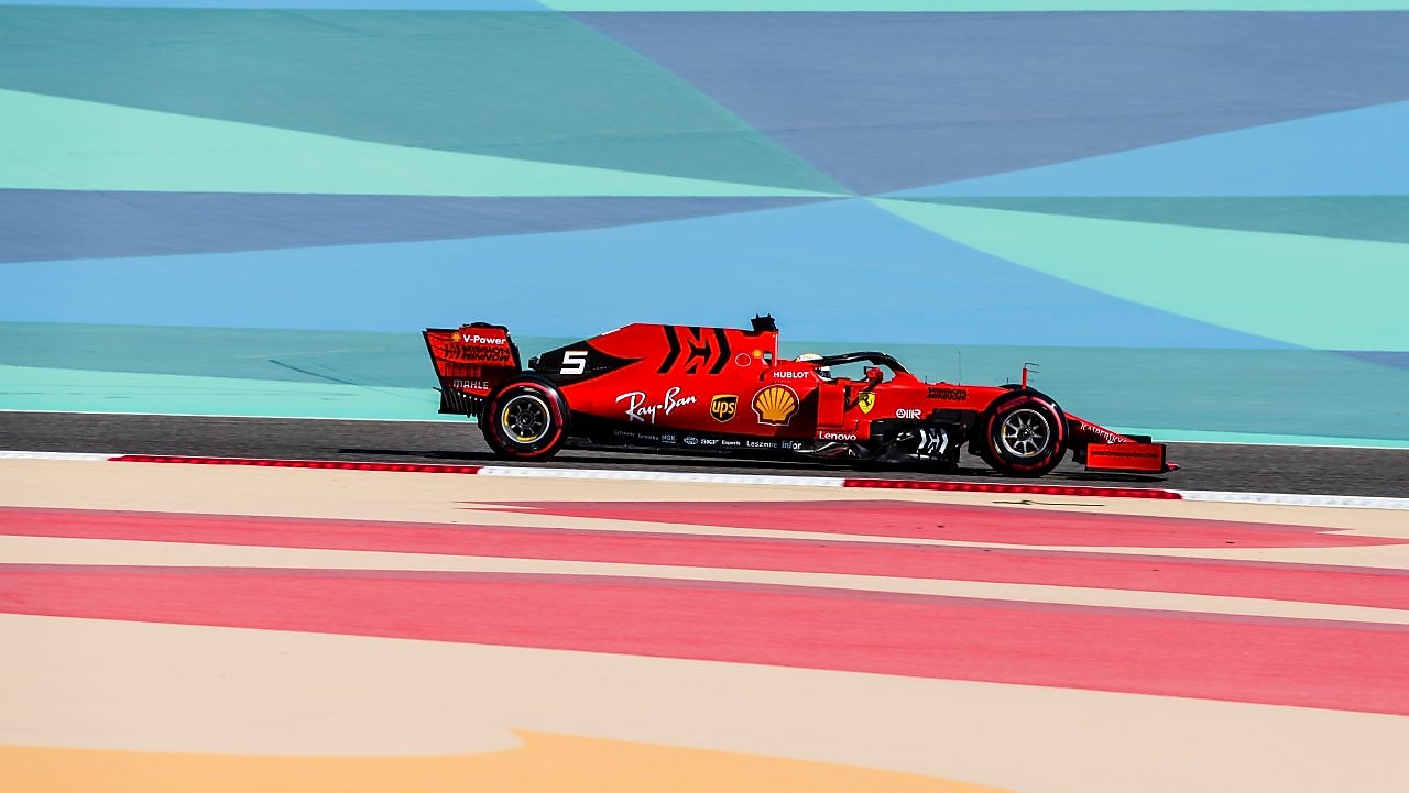 Voiture de Formule 1 Ferrari roulant sur un circuit coloré