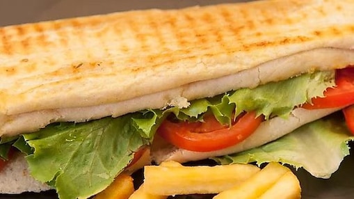 sandwich and crisps
