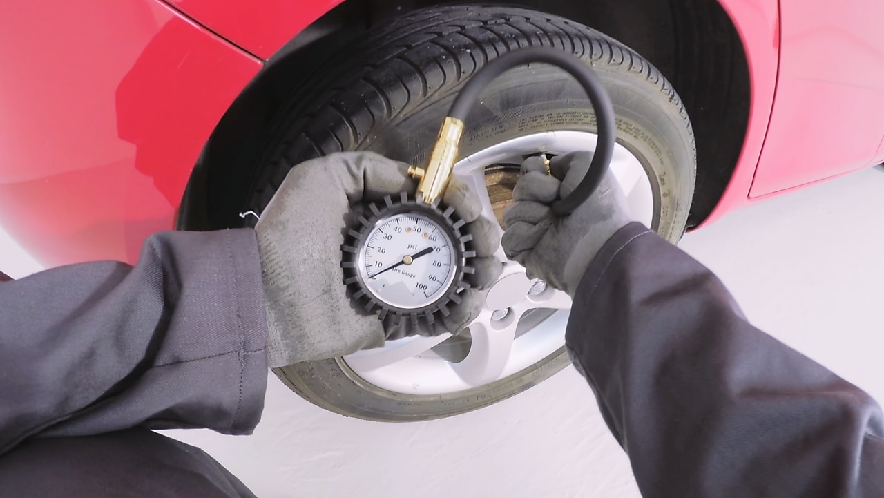 How to check tyre pressure