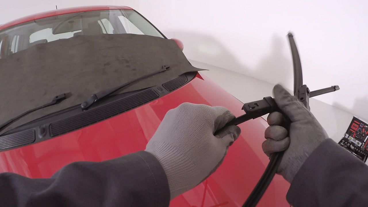 How to change windscreen wiper blades