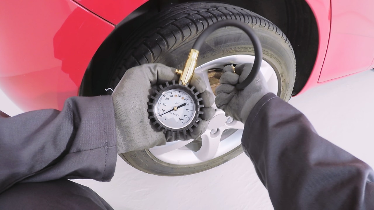 hands holding a tyre pressure guage